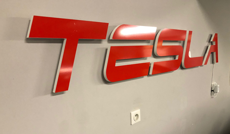 magasin-lettre-pvc-19-mm-adhesif-de-finition-et-kit-de-pose Découpe du logo pour l'enseigne sur-mesure Tesla